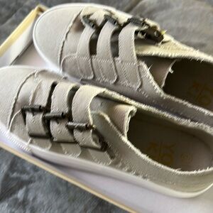 Bentley Size 6  Casuel Shoes
 Never worn 
Flat Light Tan Causal Women Shoes